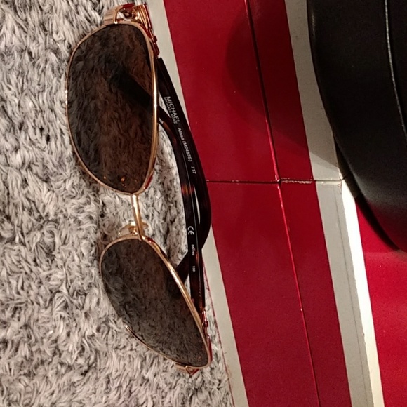 Authentic Michael Kors aviator sunglasses - Picture 8 of 8